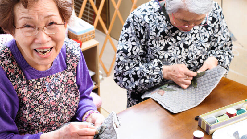 裁縫をしながらおしゃべりをしている高齢の女性,日本人