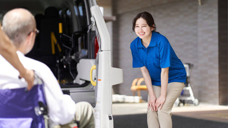 介護タクシーで高齢者を送迎をする介護士